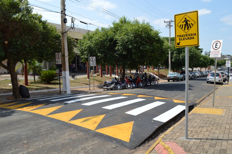 Lombofaixas são instaladas para a segurança de pedestres