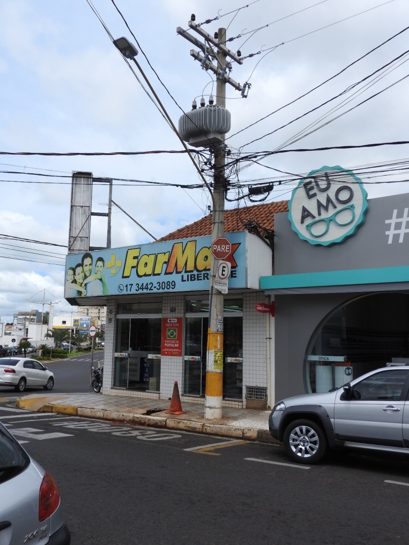 Poste de iluminação irregular é retirado da área central de Fernandópolis