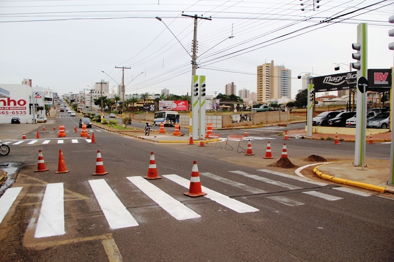 SEMUTRAN reforça sinalização de solo em cruzamento da Av. Expedicionários Brasileiros