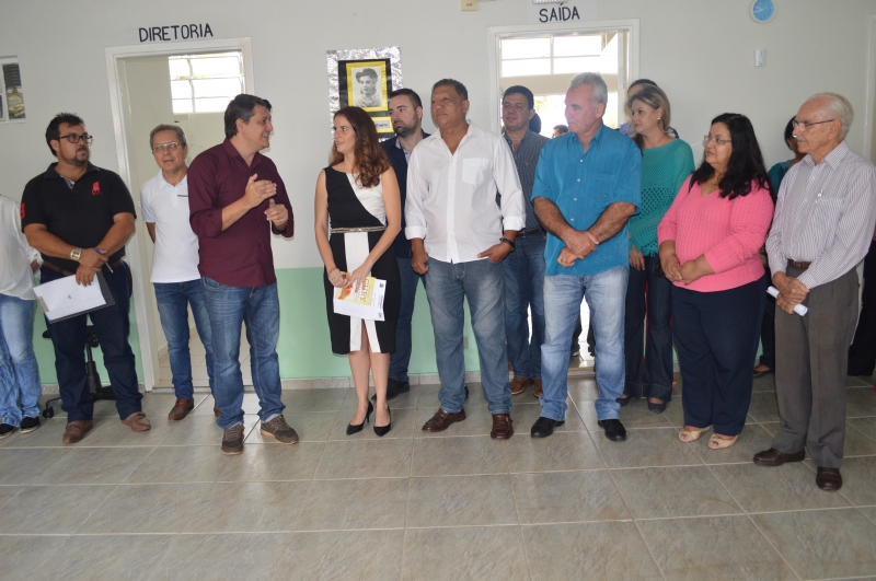 Prefeitura inaugura a escola Irma de Castro