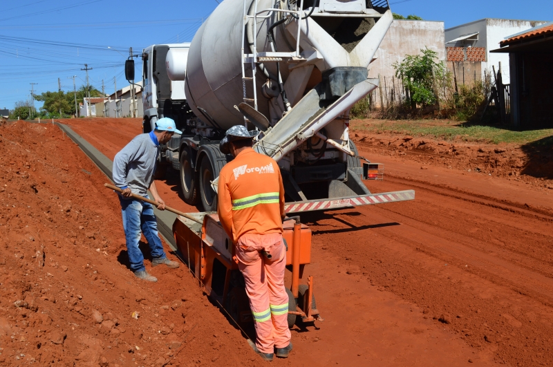 Rua dos Ipês começa a receber pavimentação no ‘Terra das Paineiras’